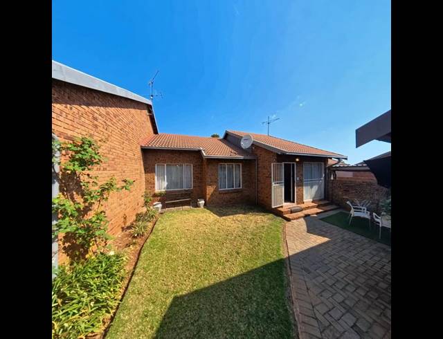 3 BEDROOM TOWNHOUSE FOR SALE IN BIRCH ACRES